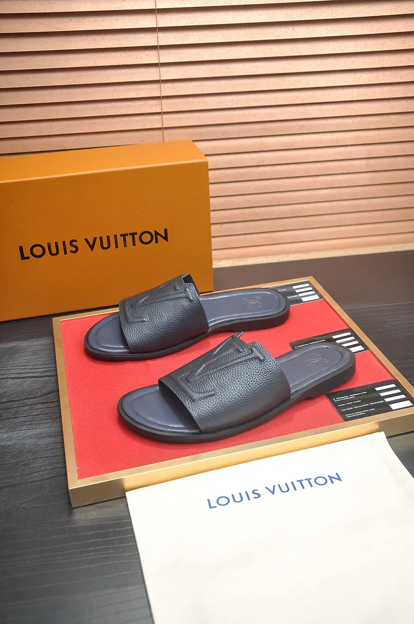 Men's men's shoes 💰340💶 [Louis Vuitton LV slippers] (high-end cowhide) counter 1:1 fashion style, a must-have for summer! The designer used LV’s iconic outsole. The original simple slippers instantly become fashionable! The upper is made of flexible special cowhide leather straps alternately, and the workmanship is exquisite! A must-have for stylish men in summer, size 38-46 (45 46 customized)
